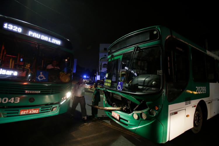 Na noite de quarta-feira, cerca de 15 homens de uma facção que atua na região do Coroado tomaram dois ônibus da empresa Integra e fecharam uma via do bairro - Foto: Felipe Iruatã | Ag. A TARDE Na noite de quarta-feira, cerca de 15 homens de uma facção que atua na região do Coroado tomaram dois ônibus da empresa Integra e fecharam uma via do bairro - Foto: Felipe Iruatã | Ag. A TARDE