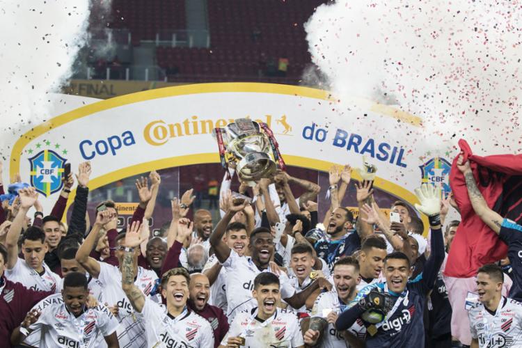 Furacão levantou a taça no Beira-Rio (Foto: Digue Cardoso l Agência Free Lancer l Estadão Conteúdo)