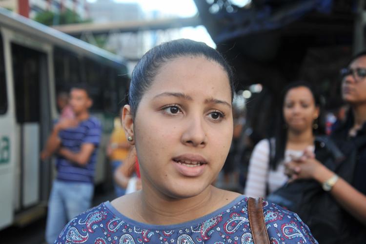 A estudante Carine Souza discorda de proibição com base em argumento religioso