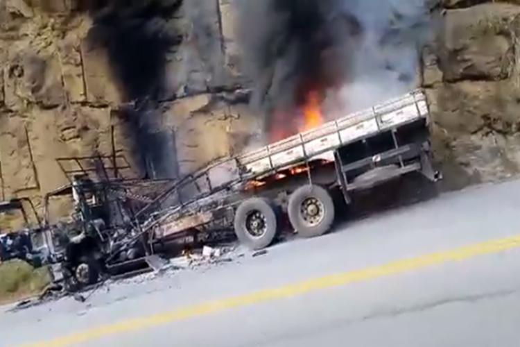 Com o impacto, um incêndio se formou e acabou destruindo o veÃculo - Foto: Reprodução | Brumado Urgente