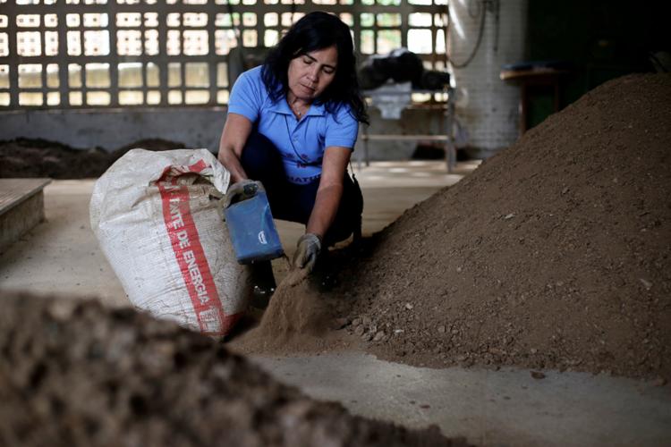A betoneira e os trituradores usados na produção do fertilizante foram comprados pela professora Zênis