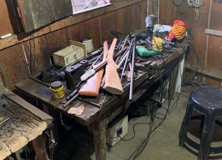 Espingardas e materiais de confecções de armamentos foram apreendidos no local - Foto: Divulgação | SSP