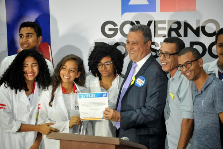Governador e alunos no lançamento do programa - Foto: Felipe Iruatã l Ag. A TARDE Governador e alunos no lançamento do programa - Foto: Felipe Iruatã l Ag. A TARDE