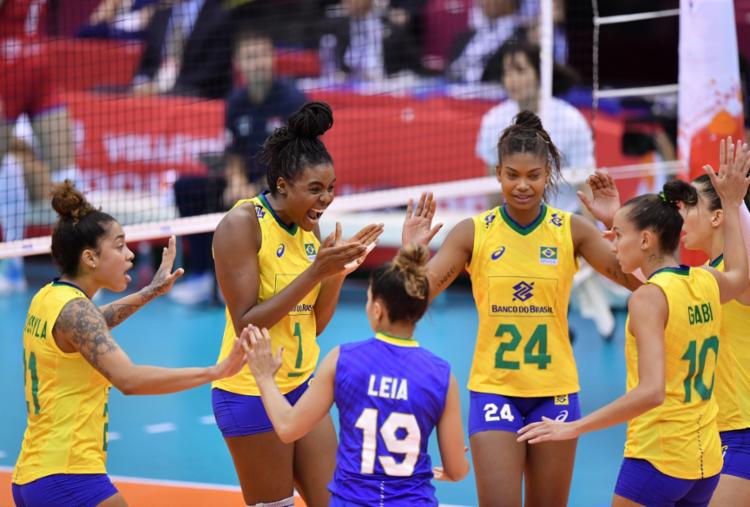 Brasil bate a Sérvia no tie-break e estreia com vitória na Copa do Mundo de vôlei