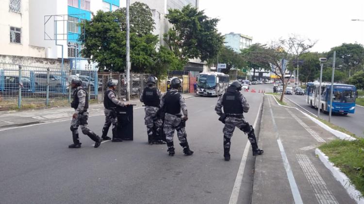 Durante a operação, os policiais interditaram a travessa Marquês de Barbacena (Foto: Shirley Stolze | Ag. A TARDE)