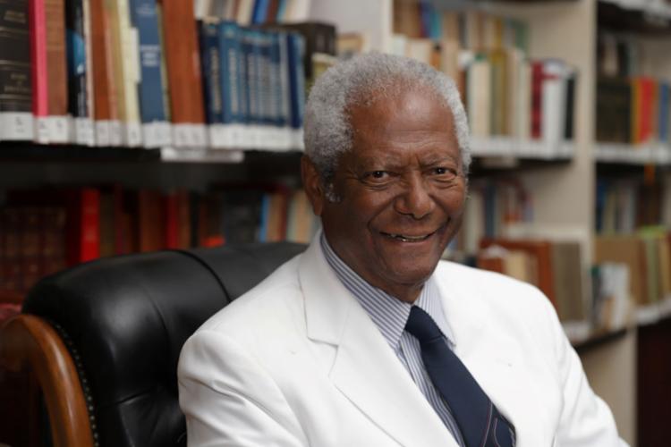 Edvaldo Brito é eleito para a Academia de Letras