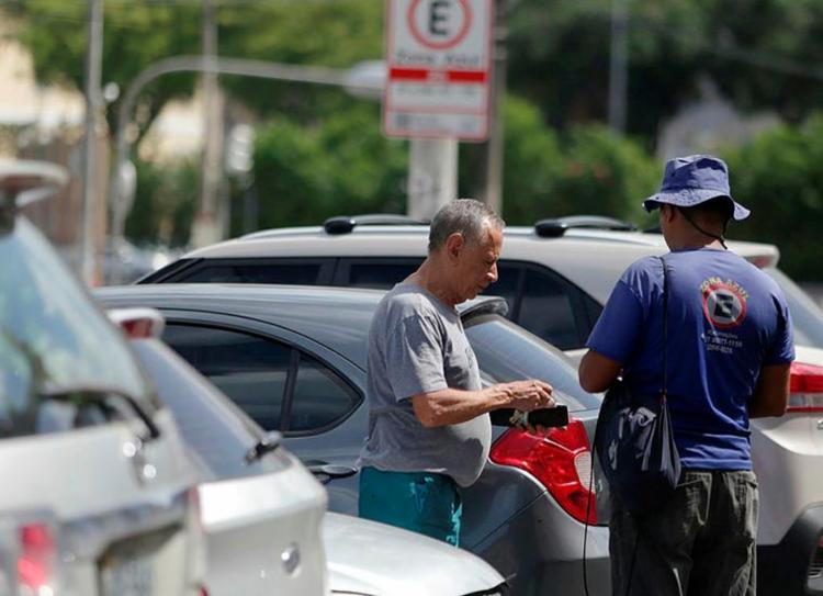 Moradores com credenciais vencidas no período poderão usá-las sem penalização | Foto: Raul Spinassé | Ag. A TARDE - Foto: Raul Spinassé | Ag. A TARDE Moradores com credenciais vencidas no período poderão usá-las sem penalização | Foto: Raul Spinassé | Ag. A TARDE - Foto: Raul Spinassé | Ag. A TARDE