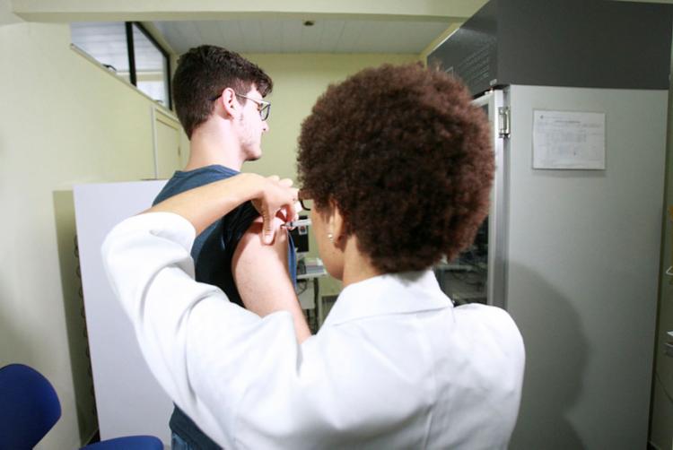 Apenas um em cada cinco meninos no País tomou as duas doses da vacina contra o HPV