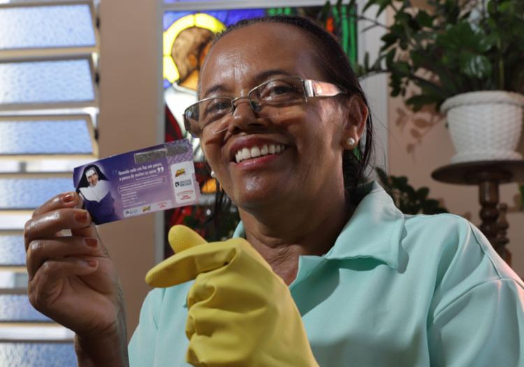 A devota Maria de Lourdes de Jesus, 59 anos, garantiu o acesso nesta terça-feira, 1º - Foto: Uendel Galter l Ag. A TARDE