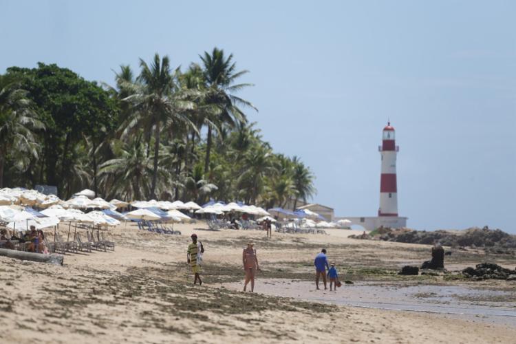 A jovem estava sozinha nas pedras da praia quando foi surpreendida por dois homens armados - Foto: Raul Spinassé | Ag. A TARDE
