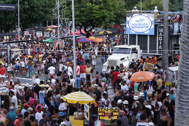 Resultado de imagem para Duas pessoas são baleadas e uma presa durante a Caminhada do Samba