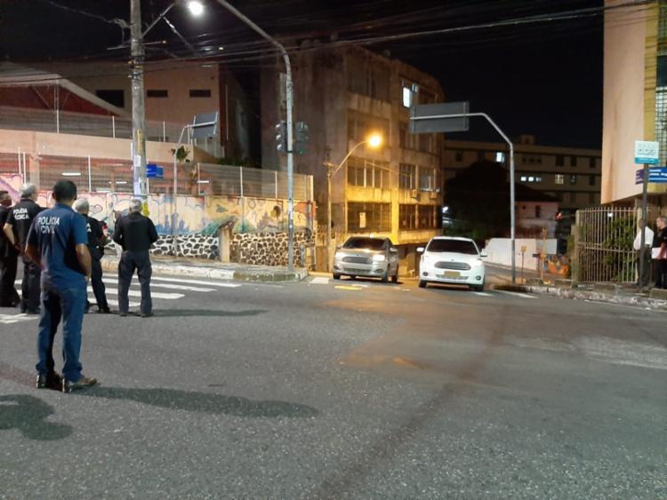 Veículos emparelhados em semáforo | Divulgação SSP
