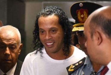 Ronaldinho e Assis são presos no Paraguai para evitar saída do país | Norberto Duarte | AFP