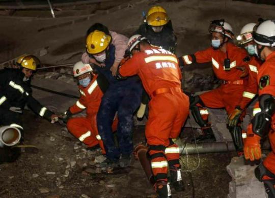 Hotel cai na China e deixa 70 pessoas debaixo de escombros | STR | AFP