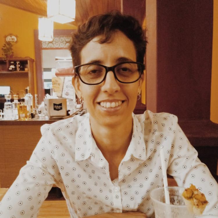 Suelen conta que ganha mais sendo motorista de aplicativo