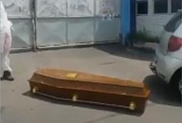 Caixão é deixado na porta da Semop; órgão afirma que tomará medidas judiciais | Reprodução
