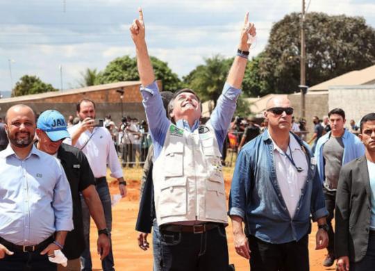 Mandetta critica Bolsonaro após visitar obra de hospital e causar aglomeração | Marcos Corrêa | PR