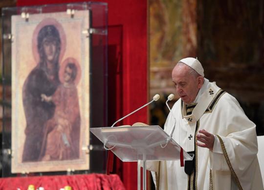 "A escuridão e a morte não têm a última palavra", diz Papa Francisco durante homilia | AFP