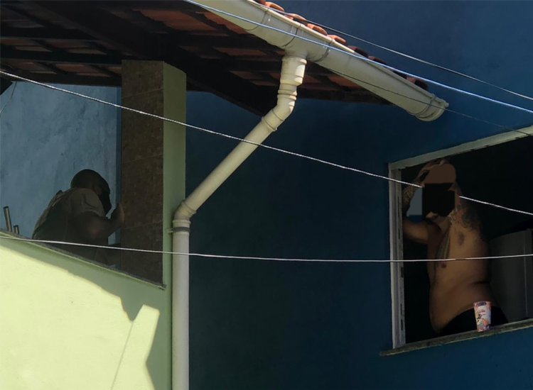 Polícias chegaram até a vítima após ligação via 190 - Foto: Divulgação | SSP Polícias chegaram até a vítima após ligação via 190 - Foto: Divulgação | SSP