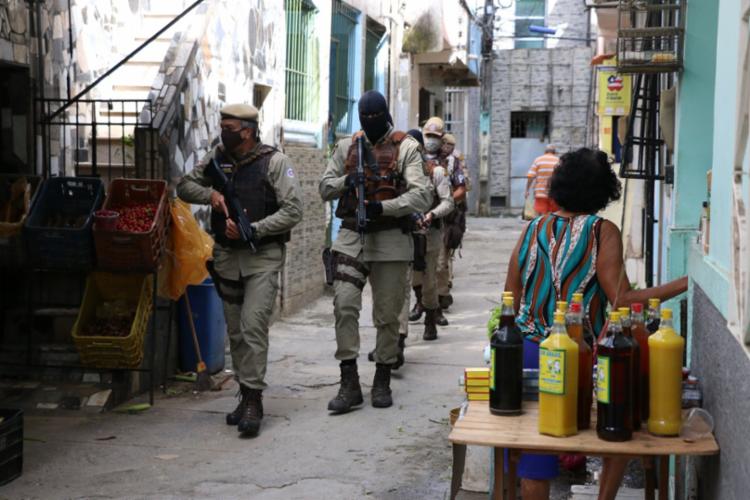 Comerciantes do local informaram que traficantes e policiais estariam envolvidos nas cobranças ilegais | Foto: Alberto Maraux | Divulgação | SSP - Foto: Alberto Maraux | Divulgação | SSP Comerciantes do local informaram que traficantes e policiais estariam envolvidos nas cobranças ilegais | Foto: Alberto Maraux | Divulgação | SSP - Foto: Alberto Maraux | Divulgação | SSP