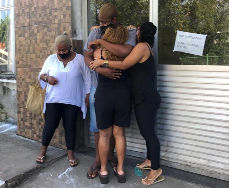 Familiares recebem Gabriel após ele ser solto neste domingo | Foto: Cidadão Repórter A TARDE | Via WhatsApp - Foto: Cidadão Repórter A TARDE | Via WhatsApp Familiares recebem Gabriel após ele ser solto neste domingo | Foto: Cidadão Repórter A TARDE | Via WhatsApp - Foto: Cidadão Repórter A TARDE | Via WhatsApp