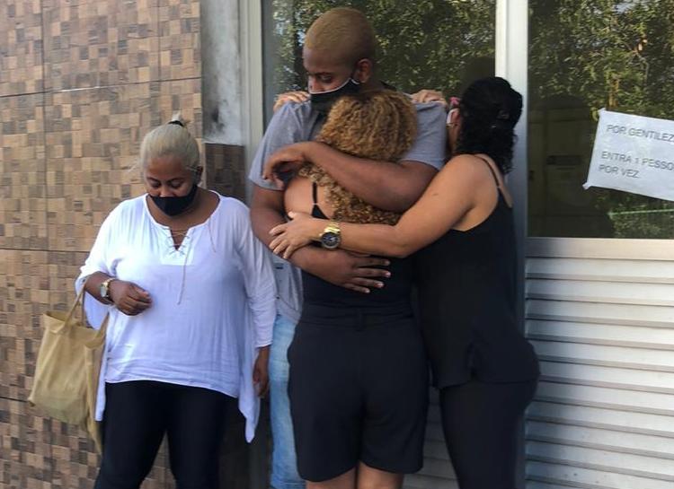 Momento em que Gabriel deixou a delegacia e foi recebido por familiares | Foto: Cidadão Repórter A TARDE