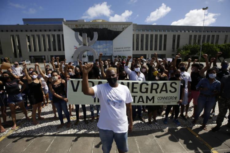 Junto com familiares e amigos, Gabriel protestou na manhã deste domingo | Foto: Adilton Venegeroles | Ag. A TARDE