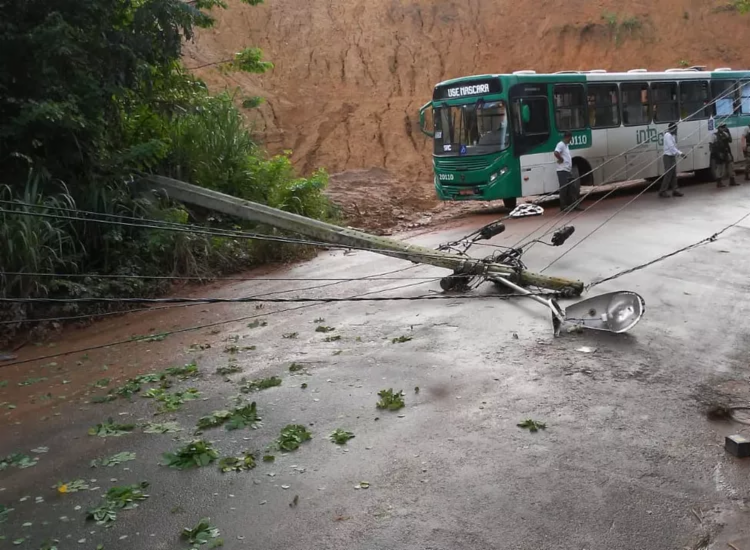 Ainda não se sabe o que teria causado a queda do poste - Foto: Divulgação | Transalvador Ainda não se sabe o que teria causado a queda do poste - Foto: Divulgação | Transalvador