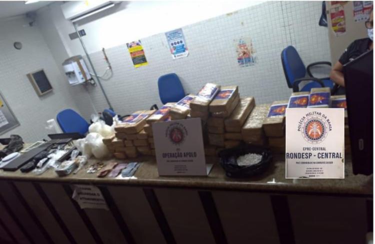 A pesagem das drogas apontaram 100kg, sendo 82 tabletes de maconha, nove sacos com cocaína e pedras de crack | Foto: Divulgação | SSP