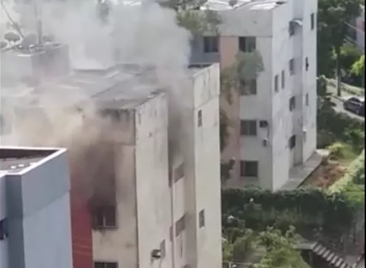 Incêndio aconteceu no condomínio Bosque Imperial, no São Rafael - Foto: Cidadão Repórter | Via Whatsapp Incêndio aconteceu no condomínio Bosque Imperial, no São Rafael - Foto: Cidadão Repórter | Via Whatsapp