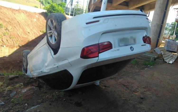 Carro foi encontrado com as rodas para cima | Foto: Divulgação | Transalvador - Foto: Divulgação | Transalvador Carro foi encontrado com as rodas para cima | Foto: Divulgação | Transalvador - Foto: Divulgação | Transalvador