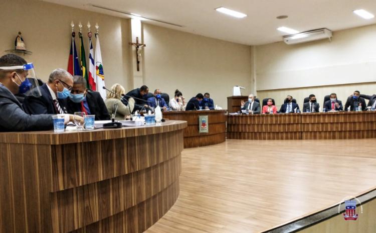 Decisão apertada em Candeias: afastamento do prefeito teve nove votos a favor e oito contra - Foto: Divulgação Decisão apertada em Candeias: afastamento do prefeito teve nove votos a favor e oito contra - Foto: Divulgação