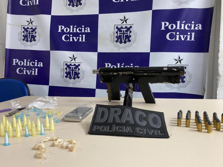 Os entorpecentes e o suspeito foram apresentados na sede do Draco, em Salvador | Foto: Divulgação | SSP - Foto: Divulgação | SSP Os entorpecentes e o suspeito foram apresentados na sede do Draco, em Salvador | Foto: Divulgação | SSP - Foto: Divulgação | SSP