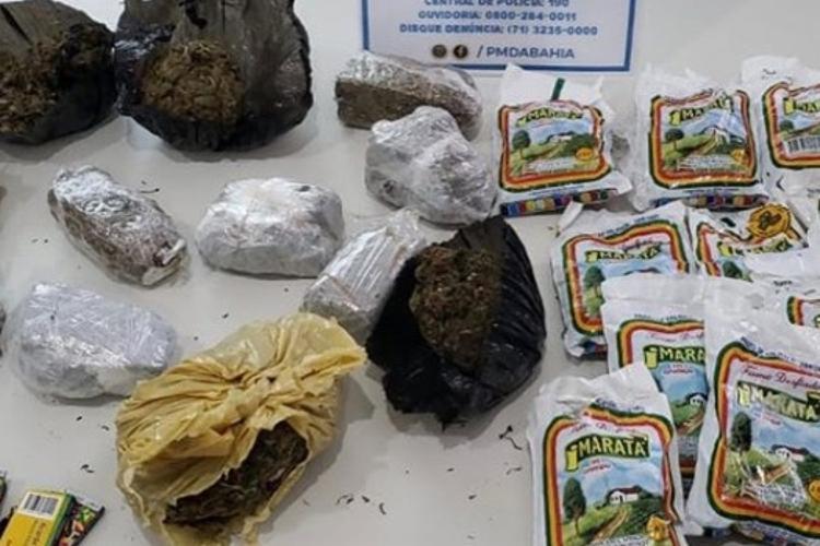 Drogas foram arremessadas por trio | Foto: Divulgação | SSP - Foto: Divulgação | SSP Drogas foram arremessadas por trio | Foto: Divulgação | SSP - Foto: Divulgação | SSP
