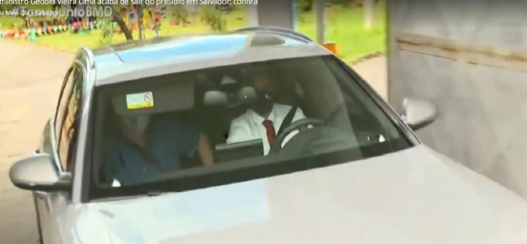O ex-ministro Geddel no momento em que deixou o complexo de Mata Escura - Foto: Reprodução | TV Bahia O ex-ministro Geddel no momento em que deixou o complexo de Mata Escura - Foto: Reprodução | TV Bahia