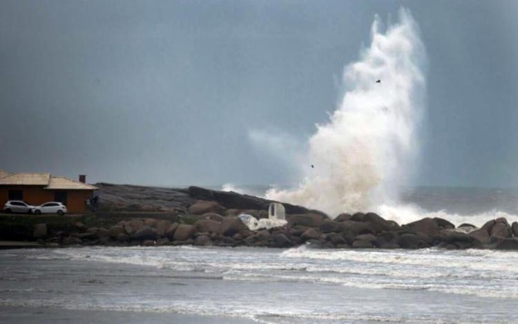 Em Caravelas, ondas poderão chegar a quatro metros de altura - Foto: Reprodução Em Caravelas, ondas poderão chegar a quatro metros de altura - Foto: Reprodução