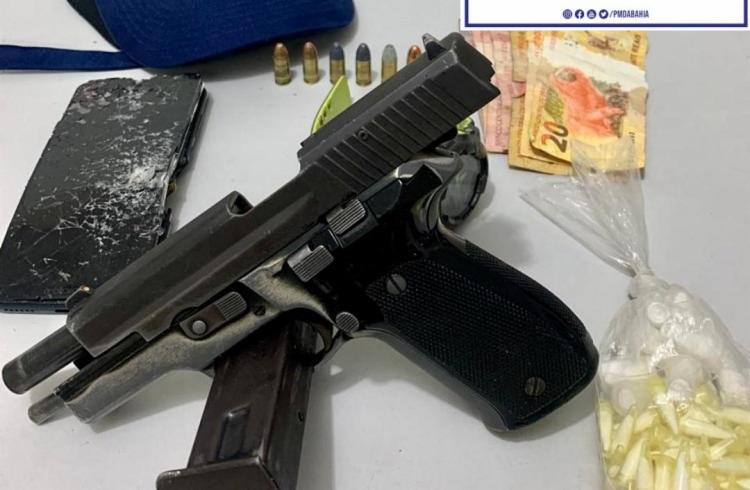 Pms apreenderam pistola de uso restrito, de fabricação chinesa, carregador, munições e 122 pinos de cocaína e um celular | Foto: Divulgação | SSP-BA - Foto: Divulgação | SSP-BA Pms apreenderam pistola de uso restrito, de fabricação chinesa, carregador, munições e 122 pinos de cocaína e um celular | Foto: Divulgação | SSP-BA - Foto: Divulgação | SSP-BA