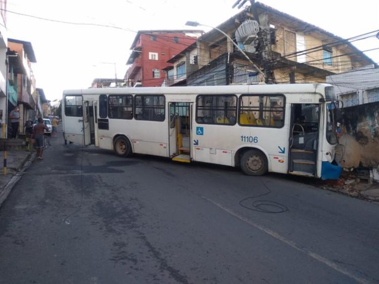 Acidente bloqueou o trânsito nos dois sentidos | Foto: Divulgação | Transalvador - Foto: Divulgação | Transalvador Acidente bloqueou o trânsito nos dois sentidos | Foto: Divulgação | Transalvador - Foto: Divulgação | Transalvador
