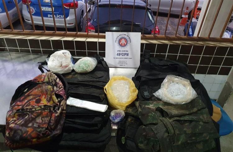 Após ataque, a polícia apreendeu sete coletes balísticos e pouco mais de 4 mil pinos que seriam usados para embalar cocaína | Foto: Divulgação | SSP-BA - Foto: Divulgação | SSP-BA Após ataque, a polícia apreendeu sete coletes balísticos e pouco mais de 4 mil pinos que seriam usados para embalar cocaína | Foto: Divulgação | SSP-BA - Foto: Divulgação | SSP-BA