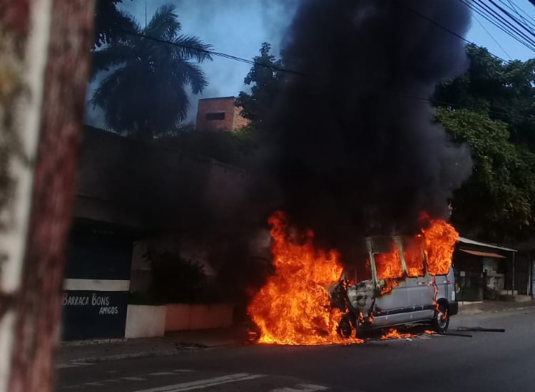 Ainda não se sabe o que teria motivado as chamas | Foto: Cidadão Repórter | via WhatsApp - Foto: Cidadão Repórter | via WhatsApp Ainda não se sabe o que teria motivado as chamas | Foto: Cidadão Repórter | via WhatsApp - Foto: Cidadão Repórter | via WhatsApp