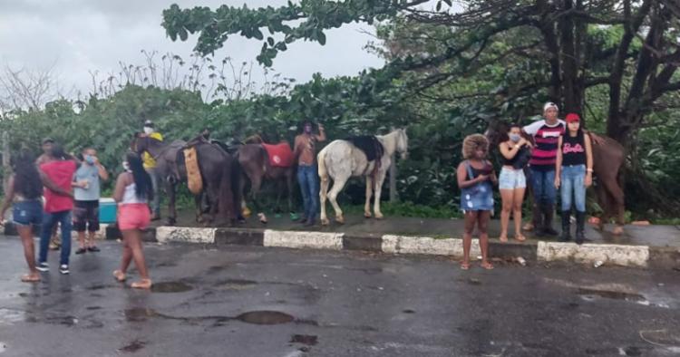 A interrupção do evento, onde dezenas de pessoas estavam aglomeradas, se deu após denúncia enviada à 52ª Companhia Independente da Polícia Militar - Foto: SSP-BA_divulgação