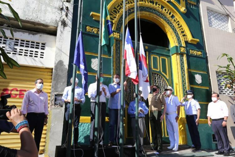 Autoridades na cerimonia de hasteamento das bandeiras no Dois de Julho - Foto: Divulgação Autoridades na cerimonia de hasteamento das bandeiras no Dois de Julho - Foto: Divulgação