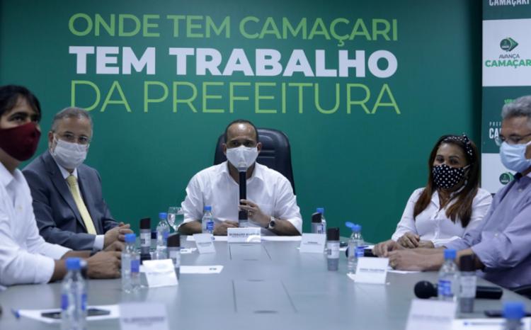 Seis prefeitos da Região Metropolitana de Salvador (RMS) se reuniram em Camaçari - Foto: Felipe Iruatã | Ag. A Tarde Seis prefeitos da Região Metropolitana de Salvador (RMS) se reuniram em Camaçari - Foto: Felipe Iruatã | Ag. A Tarde