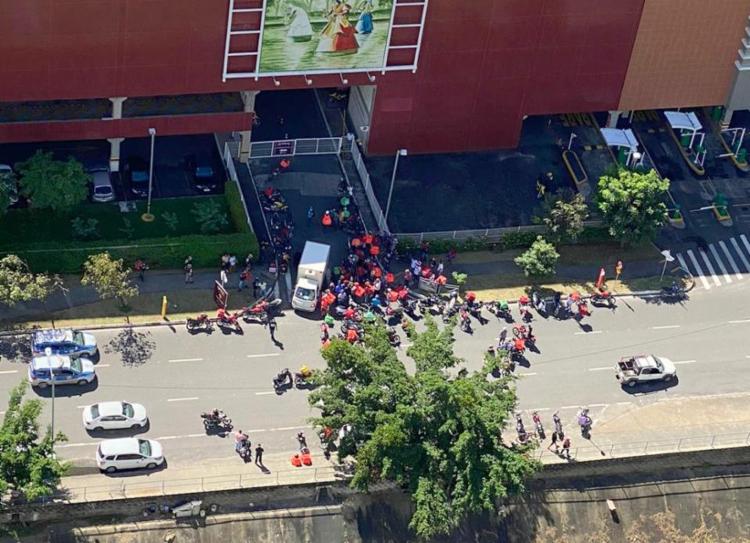 Protesto deixo o trânsito lento na região do Salvador Shopping | Foto: Anota Bahia - Foto: Anota Bahia Protesto deixo o trânsito lento na região do Salvador Shopping | Foto: Anota Bahia - Foto: Anota Bahia