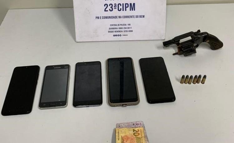 Com o trio, preso em flagrante, foram recuperados cinco smartphones e uma pequena quantia em dinheiro | Foto: Divulgação | SSP-BA - Foto: Divulgação | SSP-BA Com o trio, preso em flagrante, foram recuperados cinco smartphones e uma pequena quantia em dinheiro | Foto: Divulgação | SSP-BA - Foto: Divulgação | SSP-BA