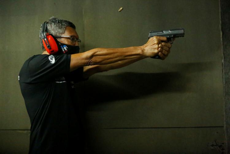 Na NATT Academia de Tiro, em Salvador, houve um aumento de 40% no número de clientes dos cursos para manejo de armas | Foto: Rafael Martins | Ag. A TARDE - Foto: Rafael Martins | Ag. A TARDE Na NATT Academia de Tiro, em Salvador, houve um aumento de 40% no número de clientes dos cursos para manejo de armas | Foto: Rafael Martins | Ag. A TARDE - Foto: Rafael Martins | Ag. A TARDE