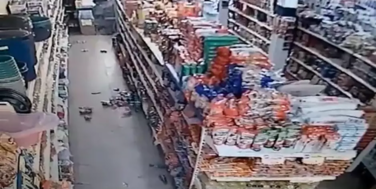 Produtos chegaram a cair de prateleiras dentro de um supermercado | Foto: Reprodução - Foto: Reprodução Produtos chegaram a cair de prateleiras dentro de um supermercado | Foto: Reprodução - Foto: Reprodução