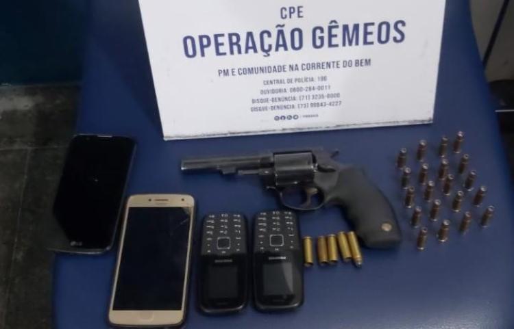 Arma, munições e celulares foram apreendidos na ação | Foto: Divulgação | SSP-BA - Foto: Divulgação | SSP-BA Arma, munições e celulares foram apreendidos na ação | Foto: Divulgação | SSP-BA - Foto: Divulgação | SSP-BA