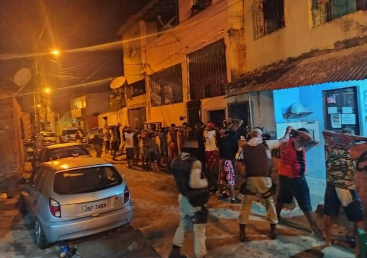 Grupo estava aglomerado, a maioria sem máscara e ouvindo som em alto volume | Foto: Divulgação | SSP - Foto: Divugação | SSP Grupo estava aglomerado, a maioria sem máscara e ouvindo som em alto volume | Foto: Divulgação | SSP - Foto: Divugação | SSP