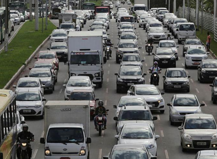 Caminhões de grande porte volta a ter restrição de circulação após reabertura da economia - Foto: Xando Pereira | Ag. A TARDE | 31.03.2017 Caminhões de grande porte volta a ter restrição de circulação após reabertura da economia - Foto: Xando Pereira | Ag. A TARDE | 31.03.2017